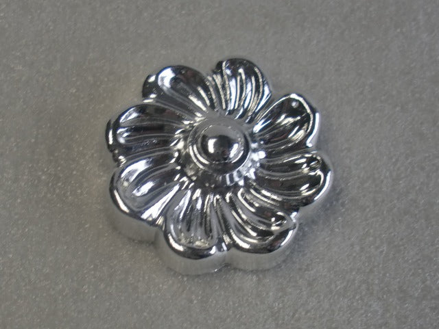 Floral Lock-Cap in Chrome.