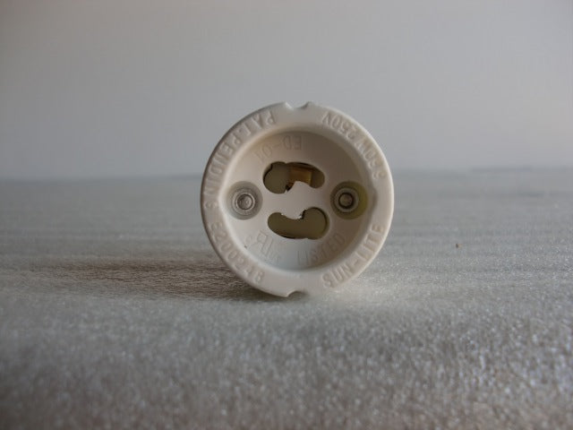Porcelain Medium Base to GU10 Plug