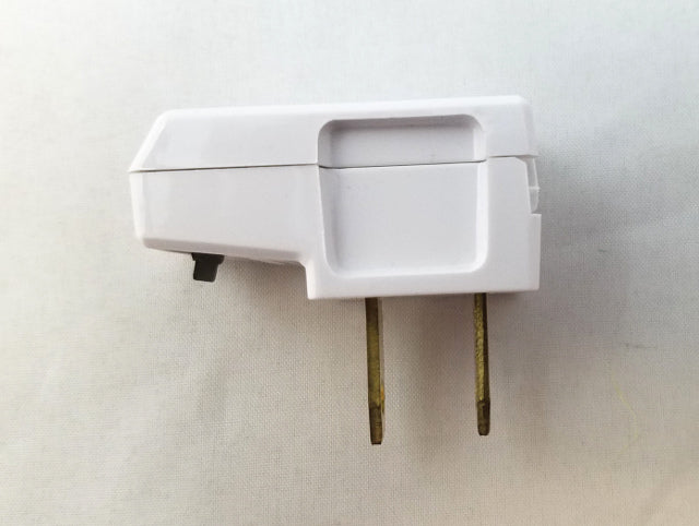 Automatic Side Outlet Plug - Non Polarized - White