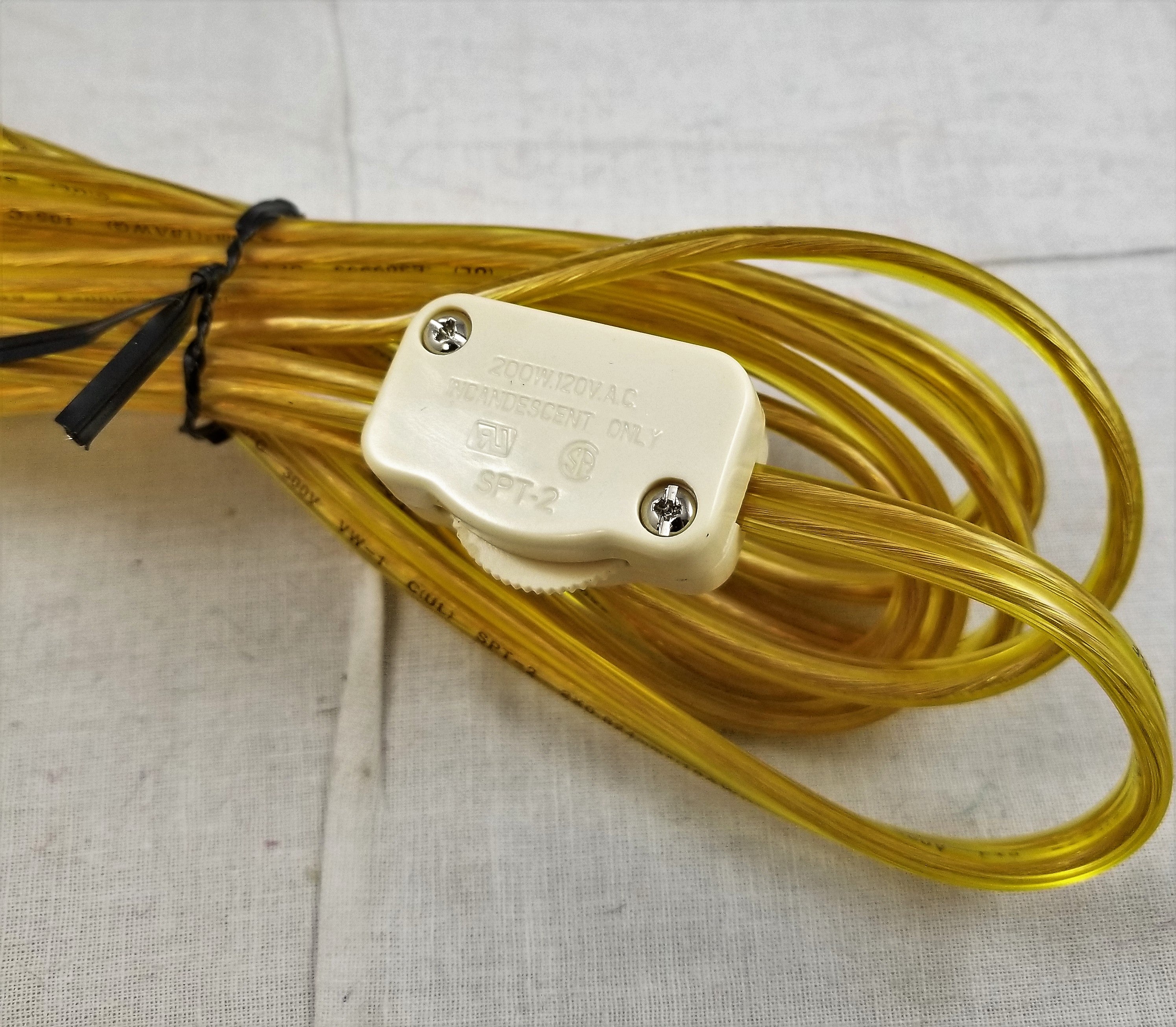 8ft Gold Cord Aet - SPT2 - with Ivory Hi-Low Switch