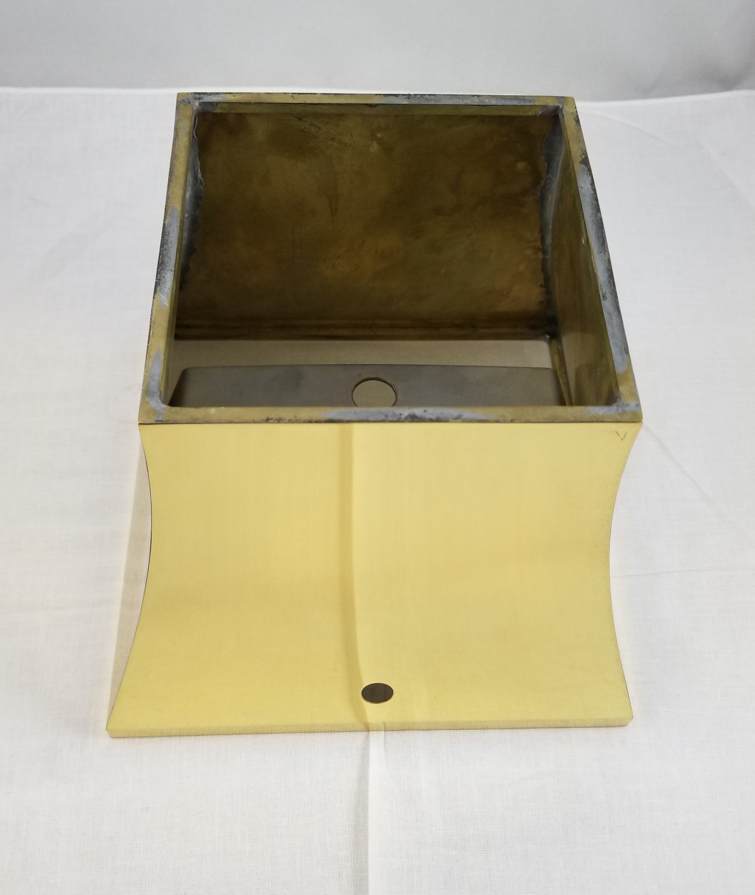Statuesque bottom base with wireway (3/8")