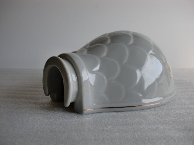Thin Gold Stripe end on Light Gray Porcelain Shade.
