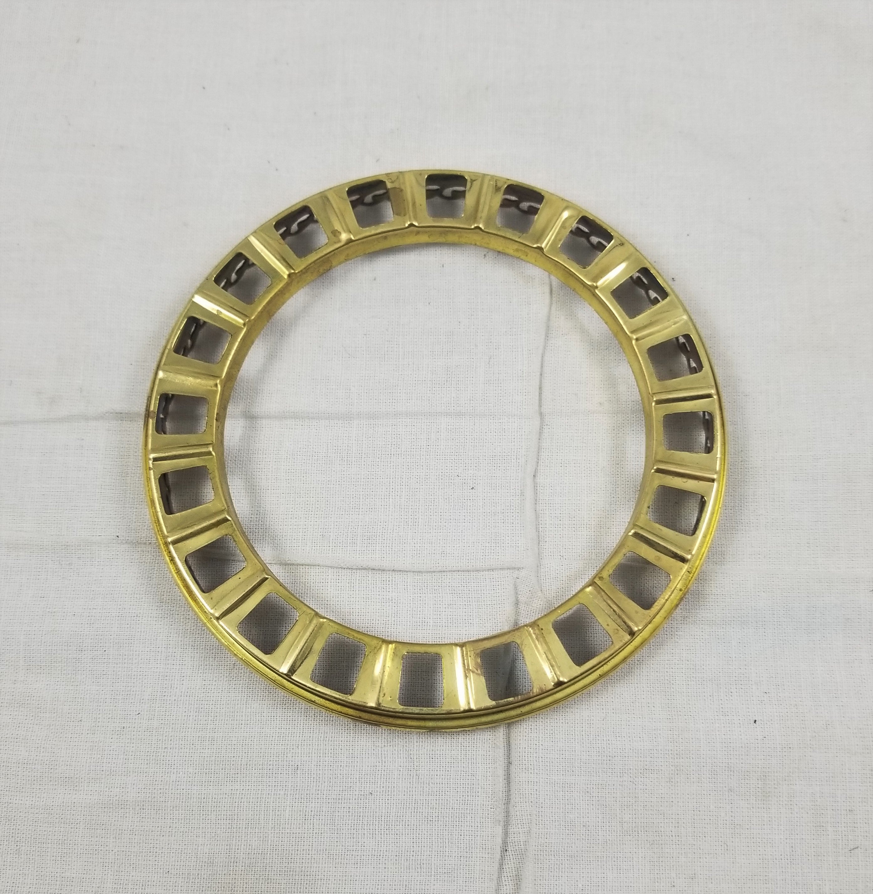 4" Brass Ball shade holder w/ Inside Diameter of 3-1/8"